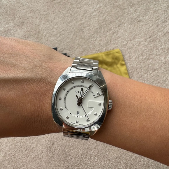Gucci unisex watch. 7/10 use. No box included is Gucci dust bag - Picture 8 of 9